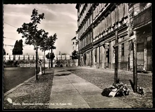 AK Berlin, Bernauer Strasse, Gedenktafel für Ida Siekmann, gest. 22.8.1961