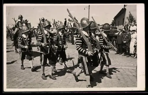 Foto-AK Volksfest mit Umzug Uniformierter mit Helmen und Arkebusen