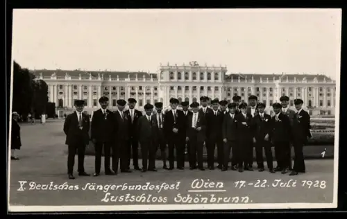 Foto-AK Wien, X. Deutsches Sängerbundesfest 1928, Männerchor vor dem Schloss Schönbrunn