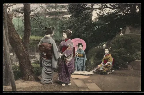 AK Geishas beim Spaziergang im Garten