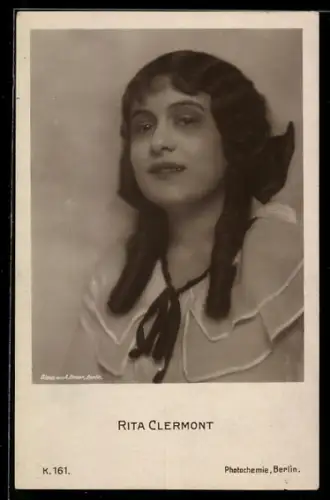 AK Schauspielerin Rita Clermont lächelnd mit Schleife posierend
