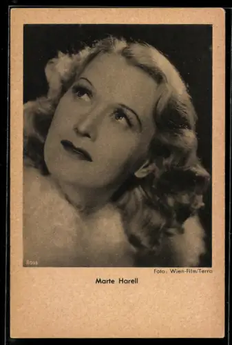 AK Schauspielerin Marte Harell in nachdenklicher Pose