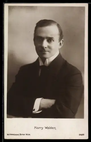 AK Schauspieler Harrx Walden im Anzug mit verschränkten Haaren