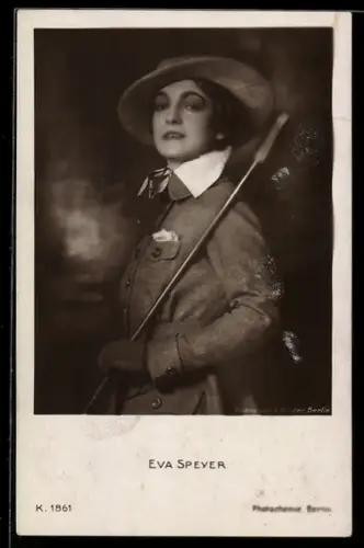 AK Schauspielerin Eva Speyer mit Spazierstock porträtiert