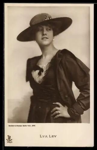 AK Schauspielerin Lya Ley im atemberaubenden schwarzen Kleid mit Hut