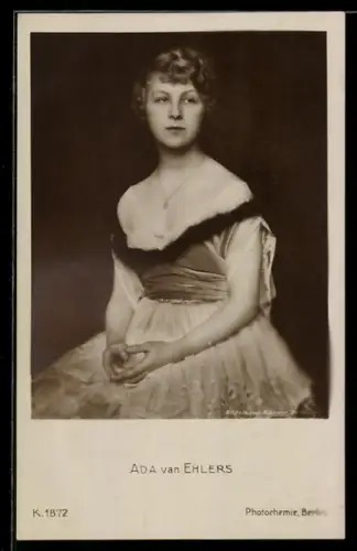 AK Schauspielerin Ada van Ehler im Rüschenkleid