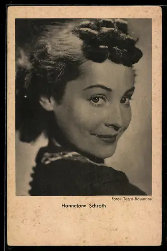 AK Schauspielerin Hannelore Schroth über die Schulter blickend