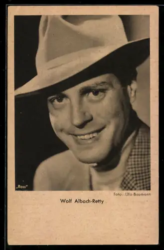 AK Schauspieler Wolf Albach-Retty lächelnd mit Hut posierend