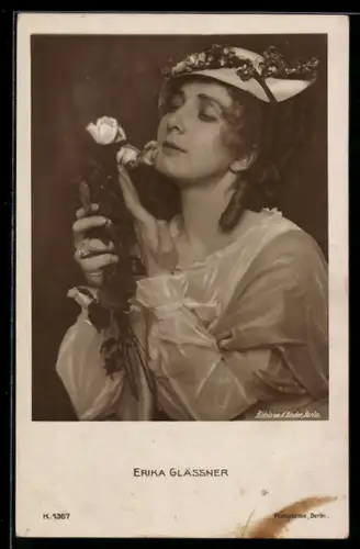 AK Schauspielerin Erika Glässner in romantischer Pose Rosen betrachtend