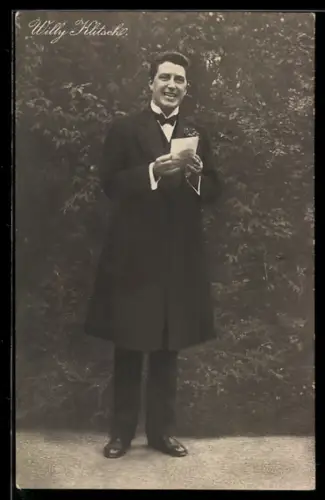 AK Schauspieler Willy Klitsch mit Buch in der Hand