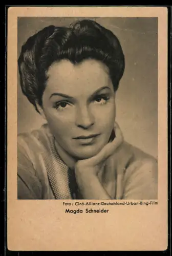 AK Schauspielerin Magda Schneider mit aufgestütztem Kopf