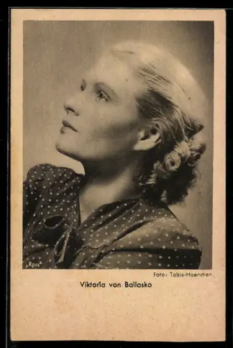 AK Schauspielerin Viktoria von Ballasko nach oben blickend