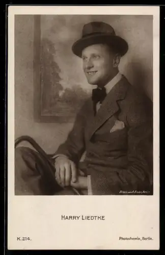 AK Schauspieler Harry Liedtke mit Spazierstock porträtiert
