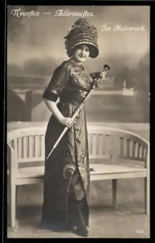 AK Neuestes - Allerneustes, Im Hosenrock in Violett