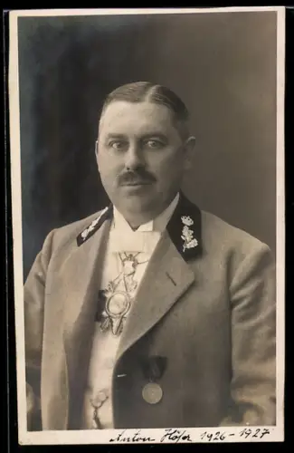 Foto-AK Mitglied eines Schützenvereins mit Auszeichnung und Medaille