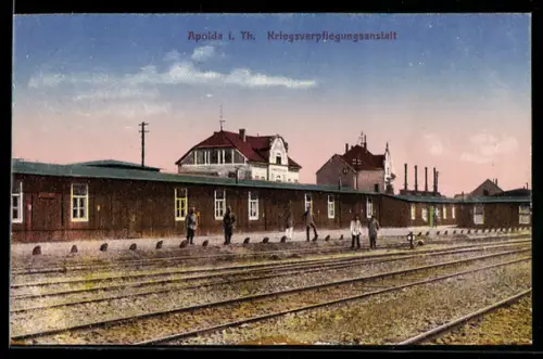 AK Apolda i. Th., Kriegsverpflegungsanstalt in der Aussenansicht mit Eisenbahnschienen