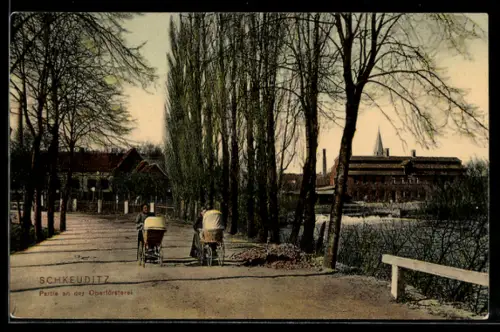 AK Schkeuditz, Partie an der Oberförsterei, Damen mit Kinderwagen bei einem Spaziergang