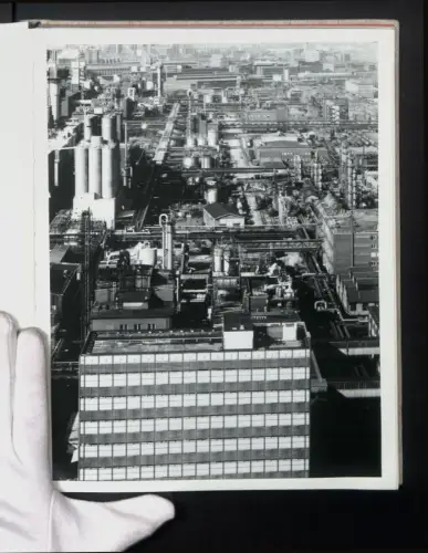 Fotoalbum mit 28 Fotografien, Ansicht Ludwigshafen a. Rh., BASF Werk, Industrieanlagen und Produktion, 1975