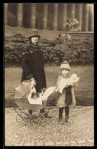 AK Mutter u. kleines Mädchen mit Puppe im Puppenwagen in einem Park, Säulenbau, Statue, 1927