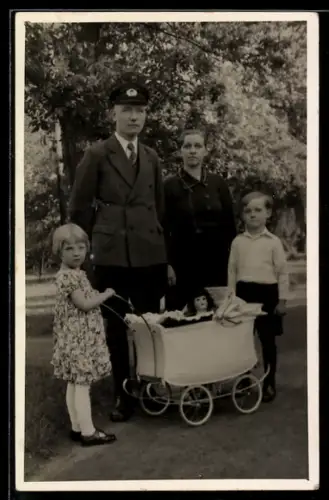 Foto-AK Eltern mit zwei Kindern und Puppe im Kinderwagen im Freien, 1935