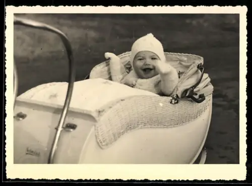 AK Lachender Säugling im Kinderwagen, Mütze, Handschuhe, 1942