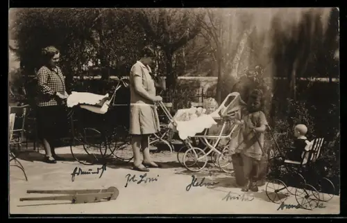 AK Zwei Mütter mit Kinderwagen u. Mädchen mit Puppenwagen auf einer Gasthaus-Terrasse