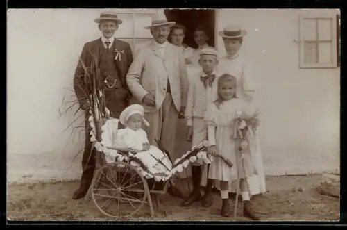 Foto-AK Familie im Sonntagsstaat mit Kleinkind im geschmückten Kinderwagen, Palmsonntag