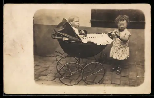 Foto-AK Kleines Kind mit grosser Puppe im Kinderwagen