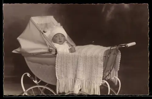 Foto-AK Kleinkind mit Fransendecke im Kinderwagen