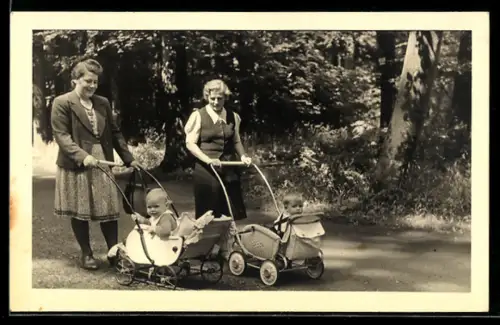 AK Zwei Frauen mit Kleinkindern in Kinderwagen in einem Garten