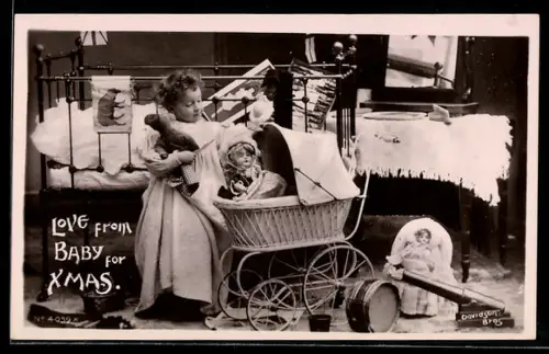 AK Mädchen mit Puppen und Korbwagen vor seinem Bett, Weihnachtsgruss