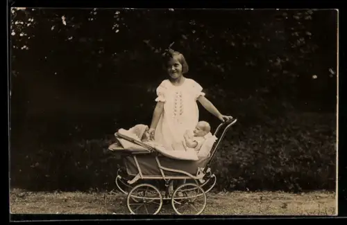 Foto-AK Kleines Mädchen mit lebensechten Puppen im Kinderwagen