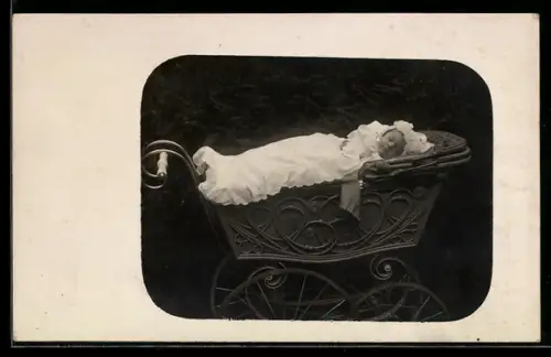 Foto-AK Baby in einem ornamentierten Kinderwagen im Freien