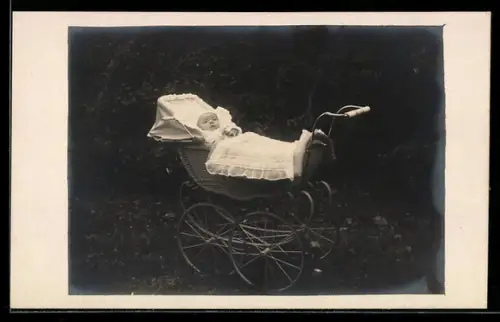 Foto-AK Baby im Korb-Kinderwagen im Freien, 1923