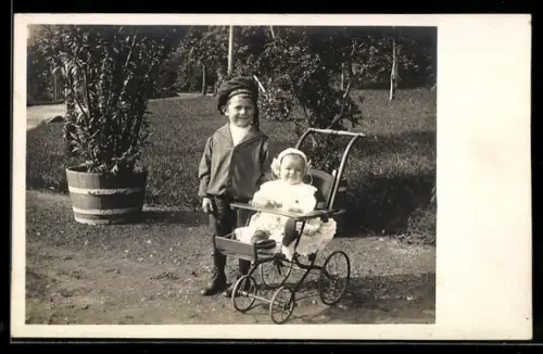 Foto-AK Knabe mit Marinemütze und Kleinkind im Kinderwagen in einem Park