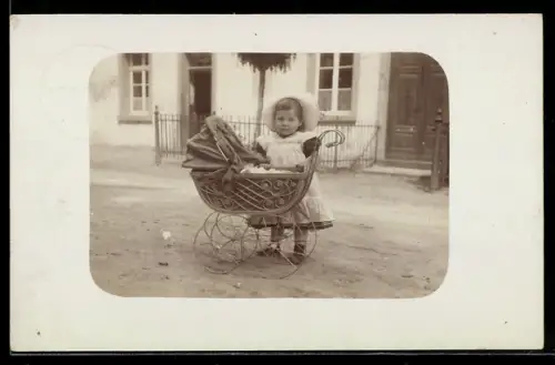 Foto-AK Kleines Mädchen mit Kinderwagen auf einer Strasse