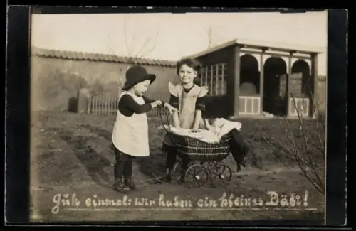 Foto-AK Zwei kleine Kinder mit Puppe im Kinderwagen vor einem Portal mit Mauer