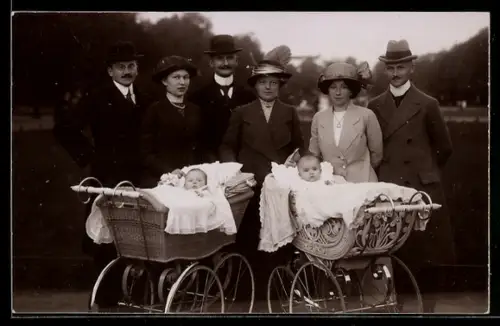 Foto-AK Festlich gekleidete Gruppe mit zwei Säuglingen in Kinderwagen, Park, 1913