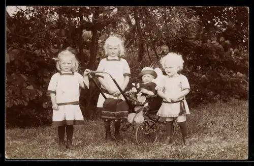 Foto-AK Drei kleine Mädchen mit Kleinkind im Kinderwagen auf einer Wiese
