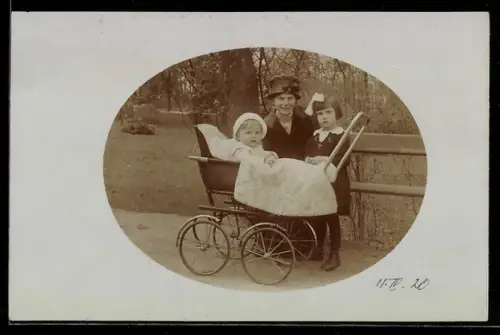 Foto-AK Mutter mit Mädchen und Kleinkind im Kinderwagen in einem Park