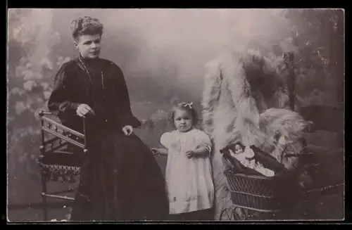 Foto-AK Elegante Dame mit kleinem Mädchen und Puppe im Puppenwagen vor Fotokulisse