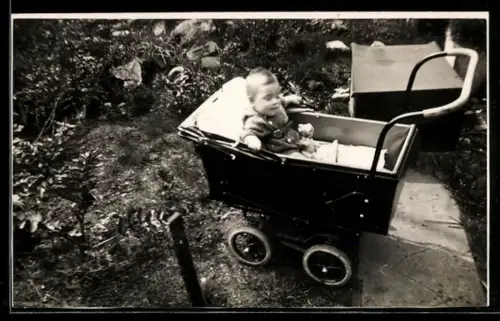 Foto-AK Kleinkind im Kinderwagen in einem Garten bei Sonnenschein