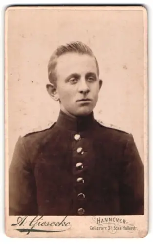 Fotografie A. Giesecke, Hannover, Cellerstr. 31, Soldat in Uniform