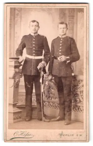 Fotografie Carl Hesse, Berlin, Teltower Strasse 3, Zwei Garde-Soldaten in Uniform mit Säbel und Bajonett