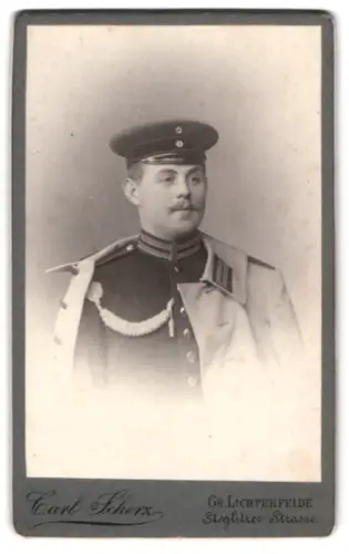 Fotografie Carl Scherz, Gr. Lichterfelde, An der Potsdamer Bahn, Garde-Soldat in Uniform mit Schützenschnur 1. Stufe