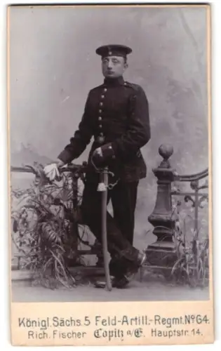 Fotografie Richard Fischer, Copitz a. E., Hauptstr. 14, Soldat vom Kgl. Sächs. 5. Feld-Artillerie-Rgt. Nr. 64 mit Säbel
