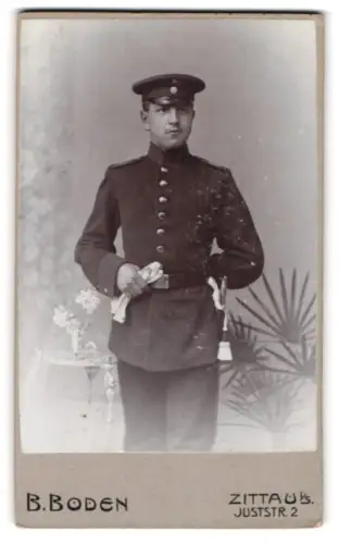 Fotografie B. Boden, Zittau i. S., Juststr. 2, Soldat in Uniform mit Schirmmütze und Bajonett