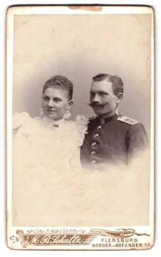 Fotografie M. B. Schultz, Flensburg, Norder-Hofenden 13, Sergeant in Uniform mit seiner Frau