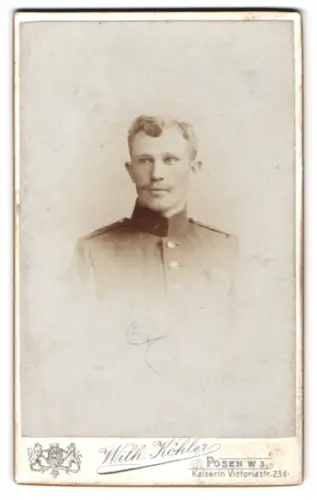Fotografie Wilh. Köhler, Posen, Kaiserin-Victoriastrasse 23d, Soldat in Uniform