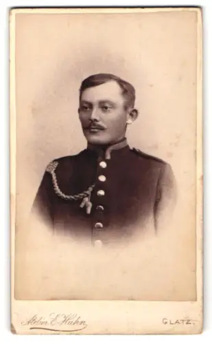 Fotografie Altelier E. Hahn, Glatz, Grünestrasse 143, Unteroffizier in Uniform mit Schützenschnur 2. Stufe